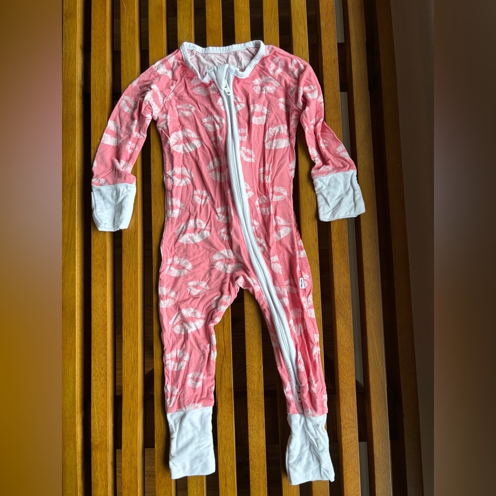 Pink kiss little sleepies Kids One Piece Pajama size 0-3